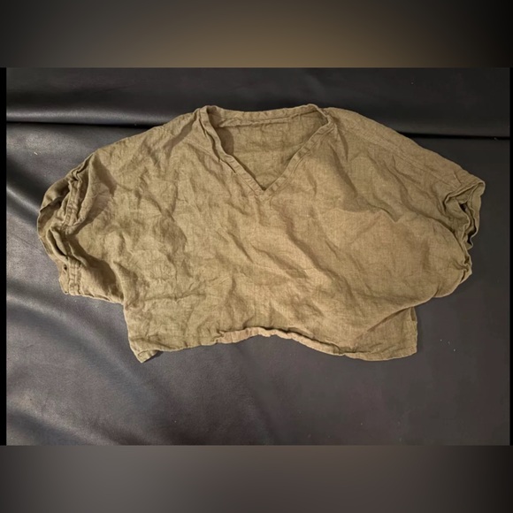 Cropped YUKI BUTTONS V-neck top - Picture 1 of 3